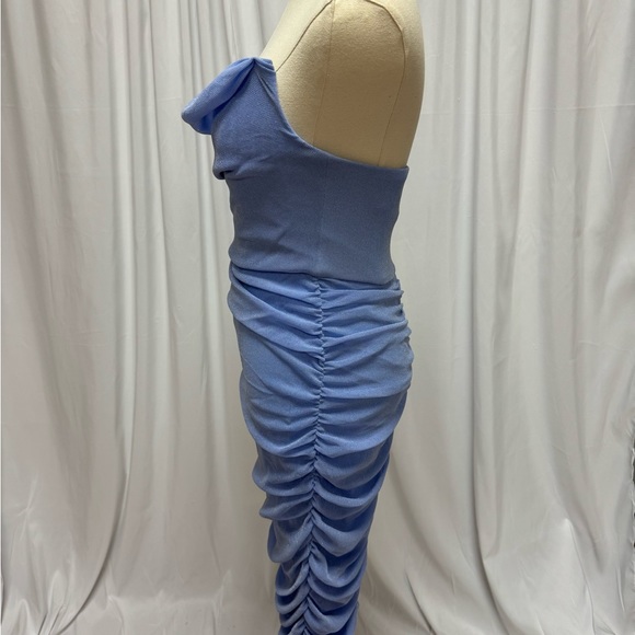 x REVOLVE India Midi Dress in Periwinkle
Michael Costello
Color: Periwinkle - Picture 9 of 10
